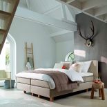 Łóżko typu boxspring (na drewnianej skrzyni wypełnionej sprężynami), Auping, od 30 000 zł, Łóżka prawdziwe