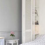 Łóżko ukryte jest w szafie. Niewielkie mieszkanie w sopockiej kamienicy