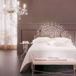 Łóżko w kolorze złotym lub srebrnym - 7650 zł. Ława - 1700 zł. Stolik nocny (średnica 49 cm, wysokość