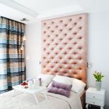 łóżko w sypialni według projektu Arkadiusza Grzędzickiego . Tkanina na wezgłowie sprowadzana była z Włoch,