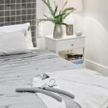 Łóżko z Inne Meble, narzuta z Zara Home.