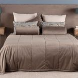 Pikowana narzuta na łóżko i dekoracyjne poduszki, dekoria.pl