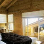 Łóżkow drewnianej ramie. Dom z drewna i szkła