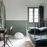 Luc z sąsiedztwa wymyślił, by ściany do połowy pomalować je na ciemnozielony kolor, a od połowy na jaśniejszy odcień.