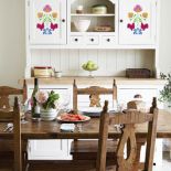 Ludowym motywem można ozdobić rustykalną kuchnię.