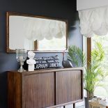 Ludwik w landrynkowym kolorze i kandelabr otulony aksamitem. Dom urządzony pomysłowymi meblami.