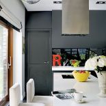 Ludwik w landrynkowym kolorze i kandelabr otulony aksamitem. Dom urządzony pomysłowymi meblami.