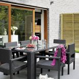 Ludwik w landrynkowym kolorze i kandelabr otulony aksamitem. Dom urządzony pomysłowymi meblami.