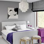 Ludwik w landrynkowym kolorze i kandelabr otulony aksamitem. Dom urządzony pomysłowymi meblami.