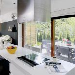 Ludwik w landrynkowym kolorze i kandelabr otulony aksamitem. Dom urządzony pomysłowymi meblami.