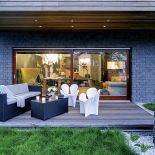 Ludwik w landrynkowym kolorze i kandelabr otulony aksamitem. Dom urządzony pomysłowymi meblami.