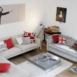 Ludwik w landrynkowym kolorze i kandelabr otulony aksamitem. Dom urządzony pomysłowymi meblami.