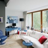 Ludwik w landrynkowym kolorze i kandelabr otulony aksamitem. Dom urządzony pomysłowymi meblami.