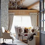 Ludwiki i stylowe kandelabry w krajobrazie skandynawskim pośród drewnianych ścian.