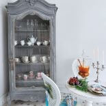 Ludwikowską witrynę Aneta znalazła we Francji, potem przemalowała ją farbami Annie Sloan.