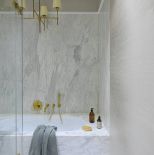 biała łazienka złote dodatki