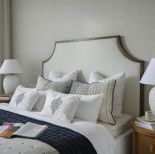 elegancka sypialnia beż i drewno