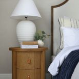 elegancka sypialnia beż i drewno