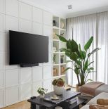 ściana ze sztukaterią za telewizorem