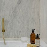 biała łazienka złote dodatki