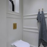 biała łazienka ze złotymi dodatkami