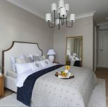 elegancka sypialnia w odcieniach szarości