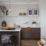 kuchnia z ciemnym drewnem