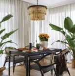 rattan i ciemne drewno w przytulnym mieszkaniu