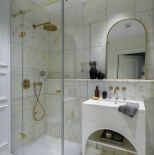 biała łazienka z łukami