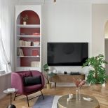 zaokrąglona biblioteczka w salonie