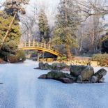 Łukowy mostek TAIKO BASHI i kompozycje ze skał najlepiej szarych o ciekawej faktyrze tego nie powinno zabraknąć w japońskim