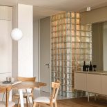 narożnik z luksferów we wnętrzu