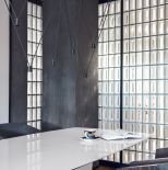 Luksfery wpuszczają światło do garderoby, a jednoczśnie odbijają naturalne światło wpadające do salonu przez wielkie okna.