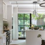 luksusowa biała kuchnia ze złotymi dodatkami