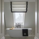 luksusowa biała łazienka ze skosem