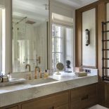 luksusowa łazienka z drewnem i złotymi dodatkami