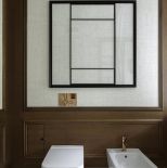 luksusowa biała łazienka z drewnem