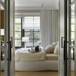 luksusowa biała sypialnia z drewnem