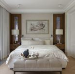 luksusowa biała sypialnia z drewnem