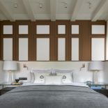 luksusowa biała sypialnia z drewnem