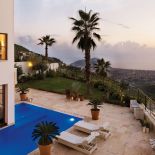 Luksusowe osiedle położone jest wysoko na skałach nad miastem. Nie dochodzą tu dźwięki z zatłoczonego kurortu.