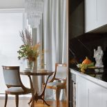 DZIĘKI STYLIZOWANYM MEBLOM POLSKIEJ FIRMY STRZELCZYK WNĘTRZE JEST PRZYTULNE. ŻYRANDOL W SALONIE – EICHHOLTZ, NAD