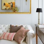 OBRAZ W GABINECIE, PODOBNIE JAK INNE W TYM APARTAMENCIE, POCHODZI Z GALERII KATARZYNY NAPIÓRKOWSKIEJ.