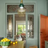 zielona kuchnia w mieszkaniu w historycznej kamienicy