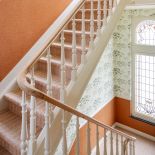 Elegancka klatka schodowa w historycznej kamienicy