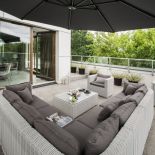 Położony w sercu Warszawy, 160-metrowy luksusowy apartament jest nowoczesny i bardzo elegancki. Monochromatyczne wnętrze z