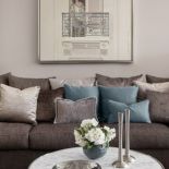 Oryginalna podstawa stolików kawowych Eichholtz podkreśla szlachetny, unikatowy rysunek żył marmurowych blatów.