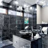 Nowoczesność i glamour: w łazience dominuje szkło i połysk.