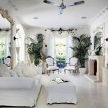 Lustro i fotele a la Ludwik projektantka znalazła w antykawariacie i ozłociła .