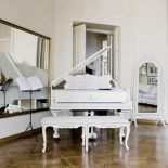 Lustro jak z sali baletowej to ukłon w stronę matki Ewy, która jest tancerką.